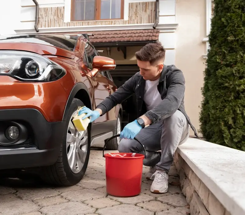 Lavage auto à domicile Sainte-Foy-la-Grande : professionnel intervenant sur un véhicule